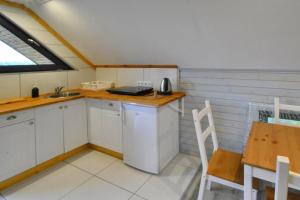 A kitchen or kitchenette at Holiday apartment Jezierzany