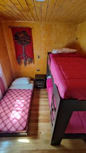 2 camas en una habitación con paredes de madera en Complejo Turístico Sacri, en Castro