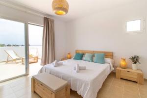 サン・リュイスにあるVilla Himalaのベッドルーム(青い枕のベッド1台付)、バルコニーが備わります。