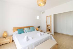 サン・リュイスにあるVilla Himalaの大きな白いベッドと青い枕のある寝室 +28枚の写真