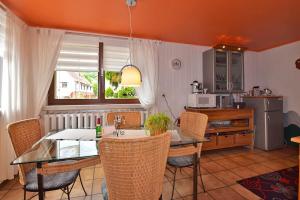 uma cozinha com mesa e cadeiras num quarto em Apartment Sunrise, Steinbach-Hallenberg em Kurort Steinbach-Hallenberg