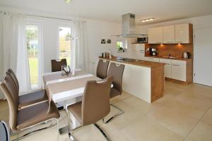 a kitchen and dining room with a table and chairs at Holiday home Min Kaat, Nakenstorf in Nakensdorf