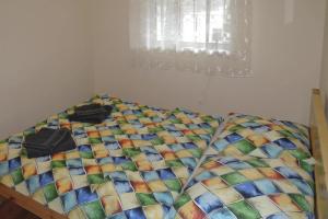 una cama con una colcha colorida en una habitación en holiday home, Kolczewo en Kołczewo