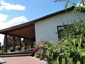 Zahrada ubytování Holiday Home with a large terrace in Kolczewo