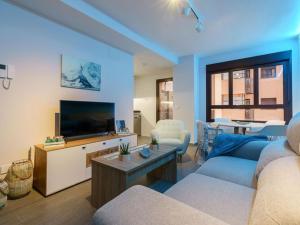 ein Wohnzimmer mit einem Sofa und einem Flachbild-TV in der Unterkunft Apartment, Malaga in Málaga