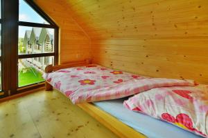 Posteľ alebo postele v izbe v ubytovaní Holiday resort with pool and sauna, Grzybowo + 22 fotografií