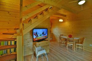 Televízia a/alebo spoločenská miestnosť v ubytovaní Resort in Grzybowo near the Baltic Sea