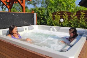 Hostia v ubytovaní Holiday Home by Lake Jamno with Pool