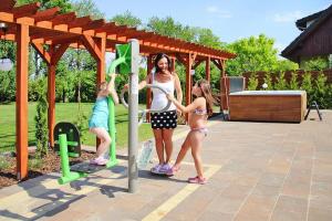 Hostia v ubytovaní Holiday Home by Lake Jamno with Pool