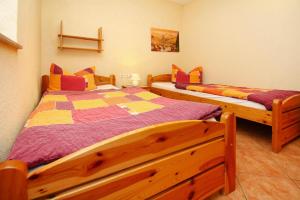 two twin beds in a room with at Holiday house in Sewenkow with parking space in Sewekow
