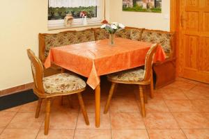 una mesa y sillas con un jarrón de flores. en Holiday house in Sewenkow with parking space, en Sewekow