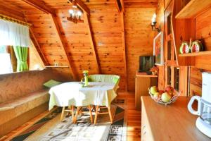jadalnia ze stołem w kabinie w obiekcie Holiday home in Osieki near a lake w mieście Osieki
