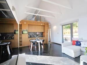 Una cocina o cocineta en Holiday home with private beach on the lake 21 fotos más