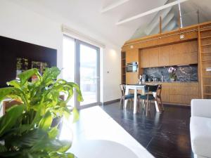 Foto dalla galleria di Holiday home with private lake and beach a Bytów Altre 31 foto