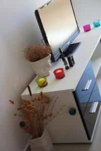 escritorio blanco con espejo y lámpara en Apartments Adriatico, en Herceg-Novi