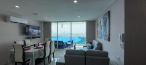 un salon avec une table et des chaises et une salle à manger dans l'établissement The Clover Suite, à Carthagène des Indes