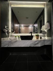 een badkamer met een wastafel en een grote spiegel bij Family Luxury apartment at Milsa Nasr City , Building 27 in Caïro