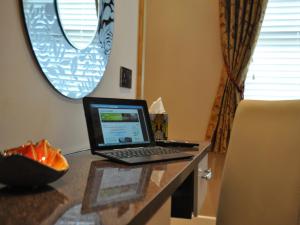 laptopa siedzącego na biurku w obiekcie Canford Crossing w mieście Wimborne Minster