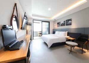 TV a/nebo společenská místnost v ubytování West In Hotel Yeosu