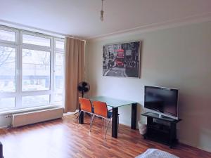 TV a/nebo společenská místnost v ubytování Puschkin Rooms