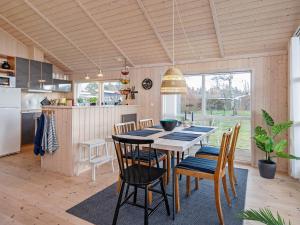 Kuchyň nebo kuchyňský kout v ubytování 6 person holiday home in Væggerløse-By Traum + 34 fotografií