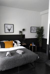 1 dormitorio con 1 cama con almohadas amarillas y blancas en The Dictionary Hostel, Shoreditch, London, en Londres