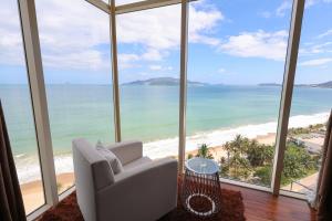 ein Wohnzimmer mit Blick auf den Strand in der Unterkunft Sea View Luxury - Apartments in Nha Trang