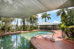 een zwembad in een resort met een paviljoen bij Citysider Cairns Holiday Apartments in Cairns