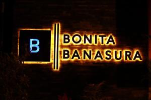 Majutusasutuses Bonita Banasura olev sertifikaat, autasu, silt või muu dokument