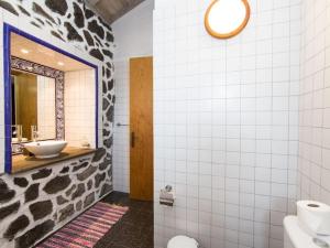 Een badkamer bij Holiday house, Praínha de Baixo, Pico, Azores