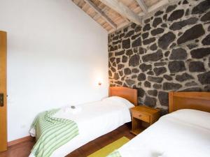 Een bed of bedden in een kamer bij Holiday house, Praínha de Baixo, Pico, Azores