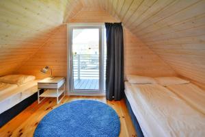 une petite chambre avec deux lits et une fenêtre dans l'établissement Cottage in Siano ty near Sandy Beach, à Sianożęty 18 autres photos