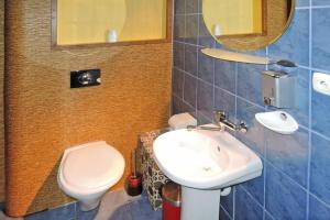 uma casa de banho com um WC branco e um lavatório. em Holiday flat, Stepnica em Stepnica