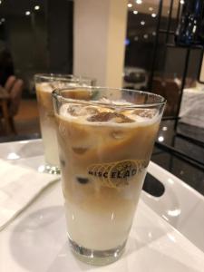 ジッダにあるLavana Sariの皿に座ったグラスドリンク2杯