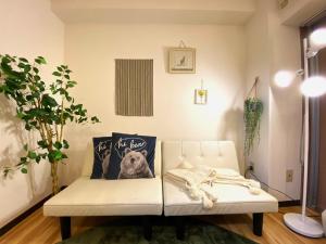 Un pat sau paturi într-o cameră la Yoyogi Apartment 2-401