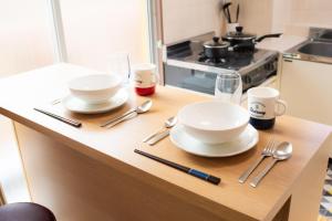 una encimera de cocina con dos platos y utensilios. en Chatelet Yoyogi Daini 401 - Vacation STAY 12247, en Tokio