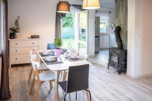 een keuken en eetkamer met een tafel en een fornuis bij Comfortable holiday home with a private garden in Debina