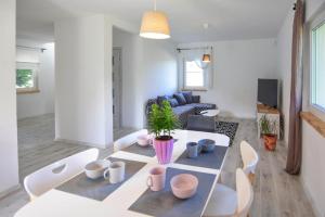 una sala de estar con una mesa y un sofá en Holiday Home in Debina near Baltic Sea, en Debina