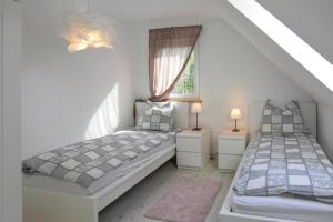een slaapkamer met twee bedden en een raam bij Comfortable holiday home with a private garden in Debina