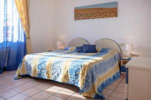 una camera da letto con un letto con un piumone colorato di Residence Casa & Vela SRL, Oggebbio a Oggebbio