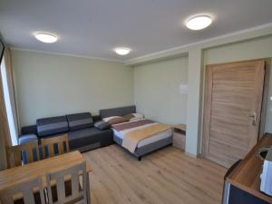 una camera con un letto e un divano di Holiday resort, Sarbinowo a Sarbinowo
