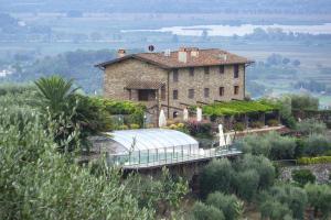 Villa, Massarosa في ماساروسا: منزل على قمة تل بالنباتات
