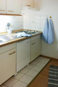 cocina con fregadero y fogones horno superior en Apartments, Toenning, en Tönning