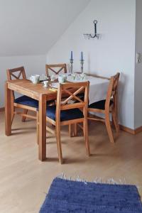 mesa de comedor con 2 sillas, mesa y mesa en Apartments, Toenning, en Tönning