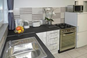 Kuchyňa alebo kuchynka v ubytovaní Apartment in Kolczewo near Amber Baltic Golf + 5 fotografií