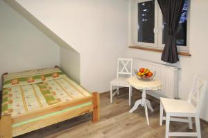 a bedroom with a bed and a table with a bowl of fruit at Holiday flat, Kolczewo in Kołczewo