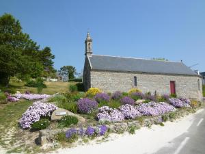 una chiesa in pietra con dei fiori davanti di Studio, Audierne ad Audierne