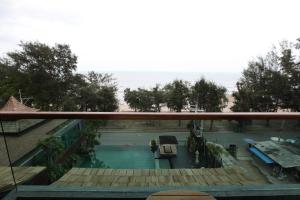 einen Balkon mit Poolblick in der Unterkunft I Calm Resort Cha Am in Cha-am