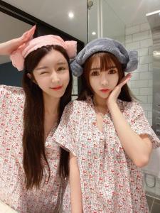 two girls are standing in front of a mirror at 朵兒dor韓國汗蒸幕 동대문점 商務旅店 in Taipei
