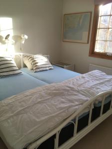 um quarto com 2 camas, um candeeiro e uma janela em Idyllic bungalow close to sea and forest em Ronneby